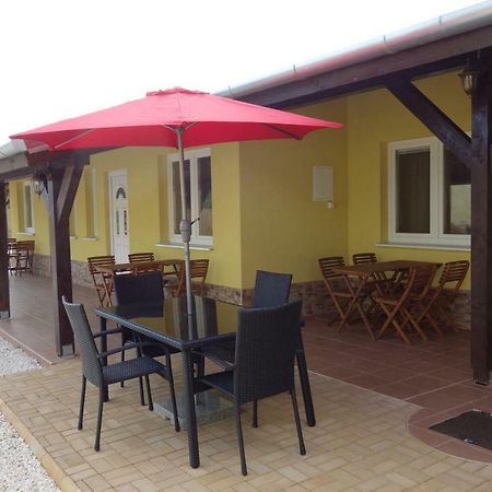 Ferienwohnung La Familia Štúrovo Exterior foto