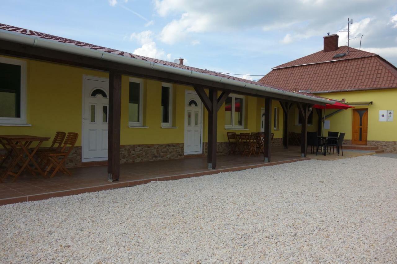 Ferienwohnung La Familia Štúrovo Exterior foto